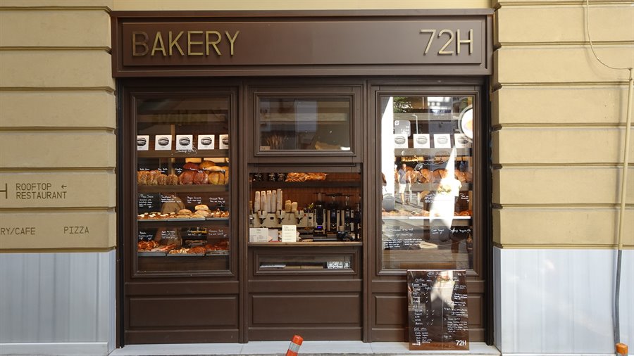 "Mattina lenta davanti a questa bakery: il profumo di pane già una promessa. ??"