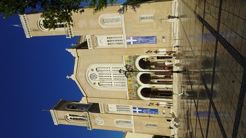 Sotto il cielo azzurro, la cattedrale ci accoglie in silenzio.
