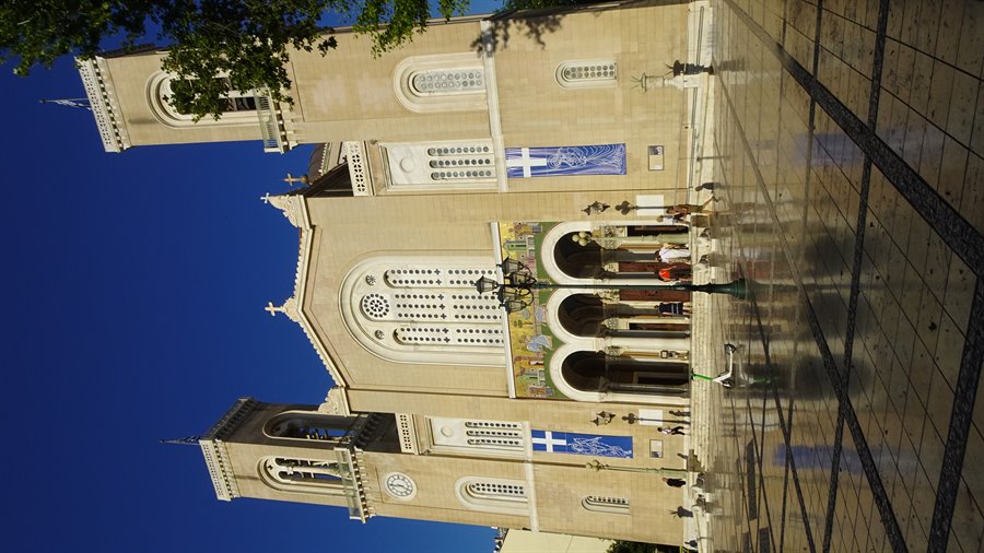 Sotto il cielo azzurro, la cattedrale ci accoglie in silenzio.