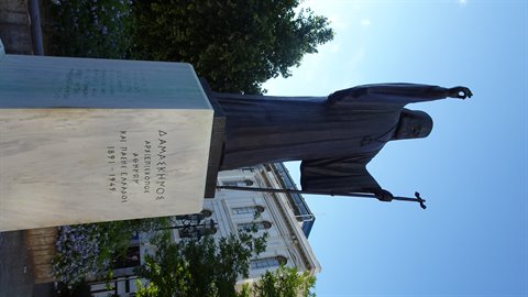 Incontriamo la statua del Damaskinos ad Atene, sotto un cielo azzurro.