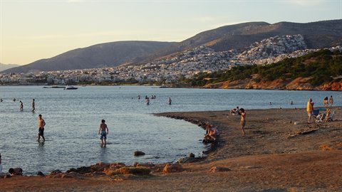 Tramonto dorato sulla spiaggia, l'acqua calda e il cuore pieno di ricordi.
