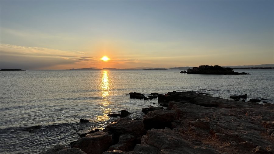 Il sole scende sul mare e il tempo sembra fermarsi qui.