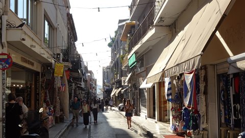 Vicoli soleggiati, bandiere al vento: la Grecia ci abbraccia piano.