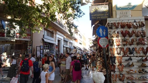 Vicoli grecci profumi d'estate: sandali artigianali e strade vive.