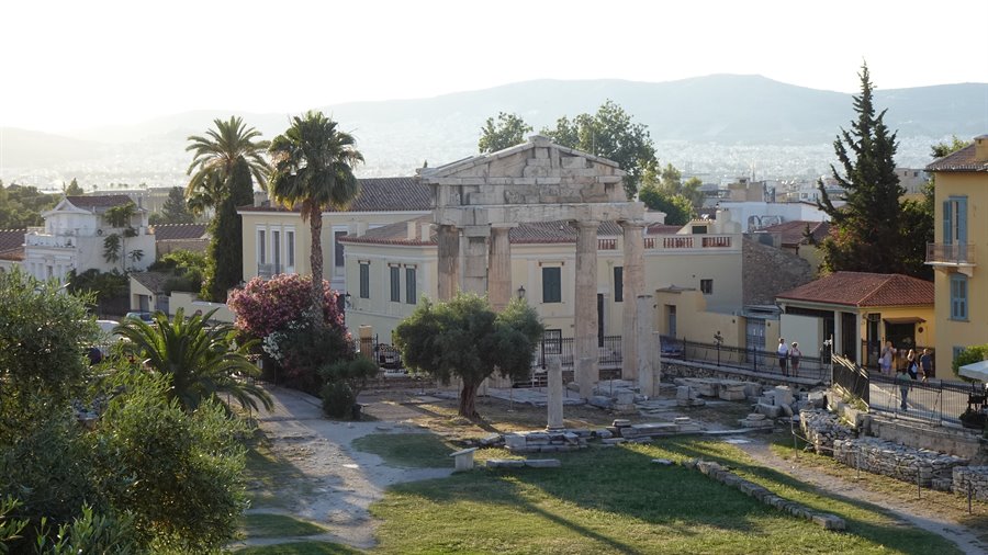 Atene al tramonto: l'antica agorà romana custodisce ricordi che non svaniscono mai.