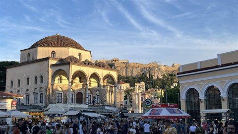 Atene ti abbraccia: storia viva tra le strade di Monastiraki al tramonto.