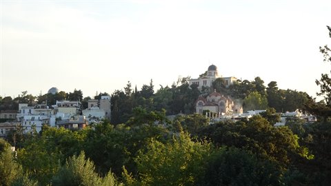 Il tramonto accarezza la collina: attimo magico, appuntato nel diario.