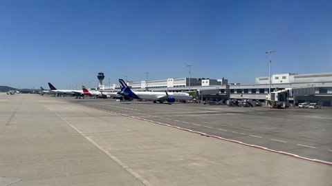Il cuore batte forte: l'aereo ci aspetta, l'avventura comincia.