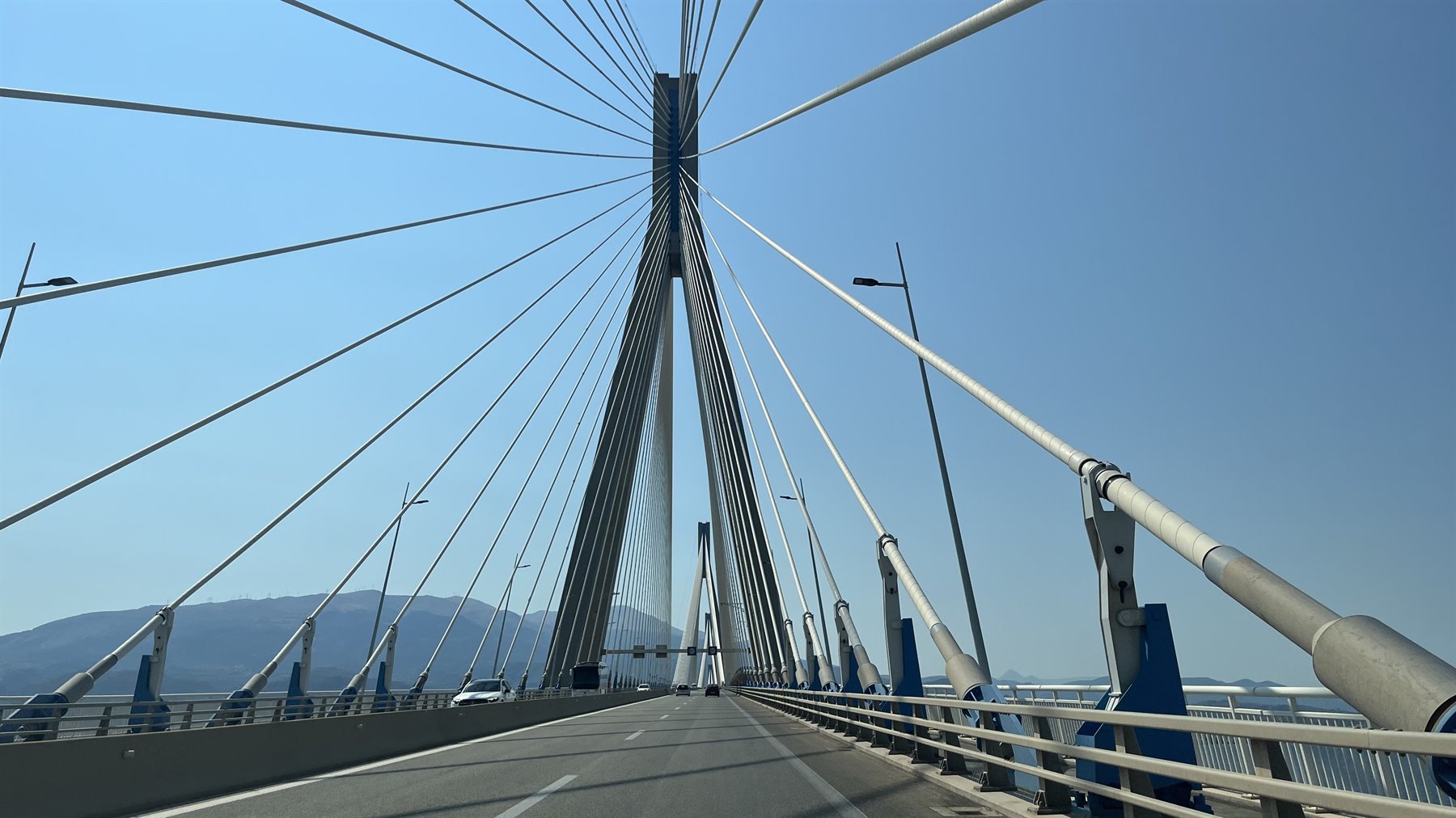 Attraversando il grande ponte, il cielo azzurro ci accompagna verso nuove avventure.