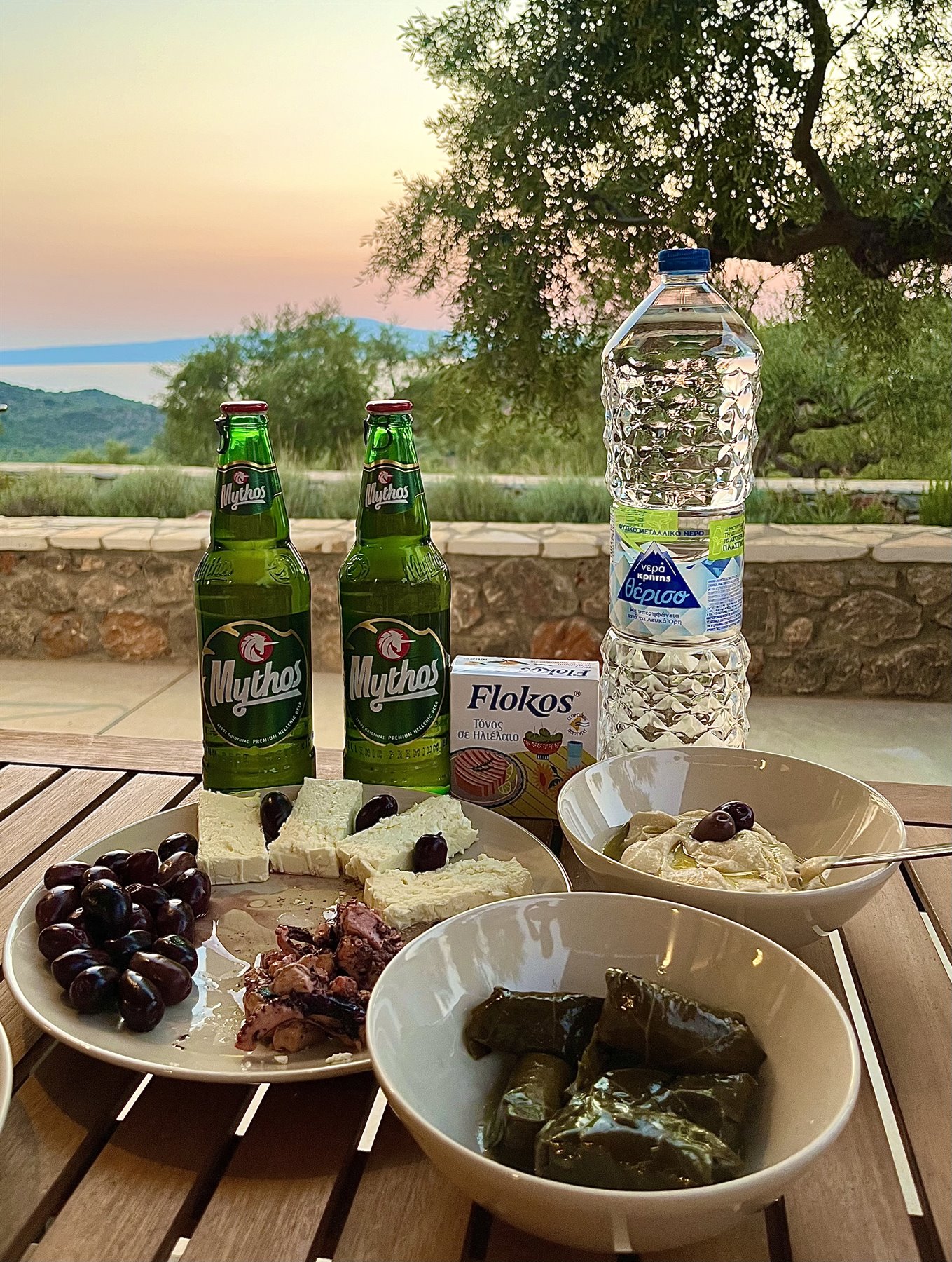 Tramonto greco, olive, dolmades e una Mythos: la felicità è semplice.