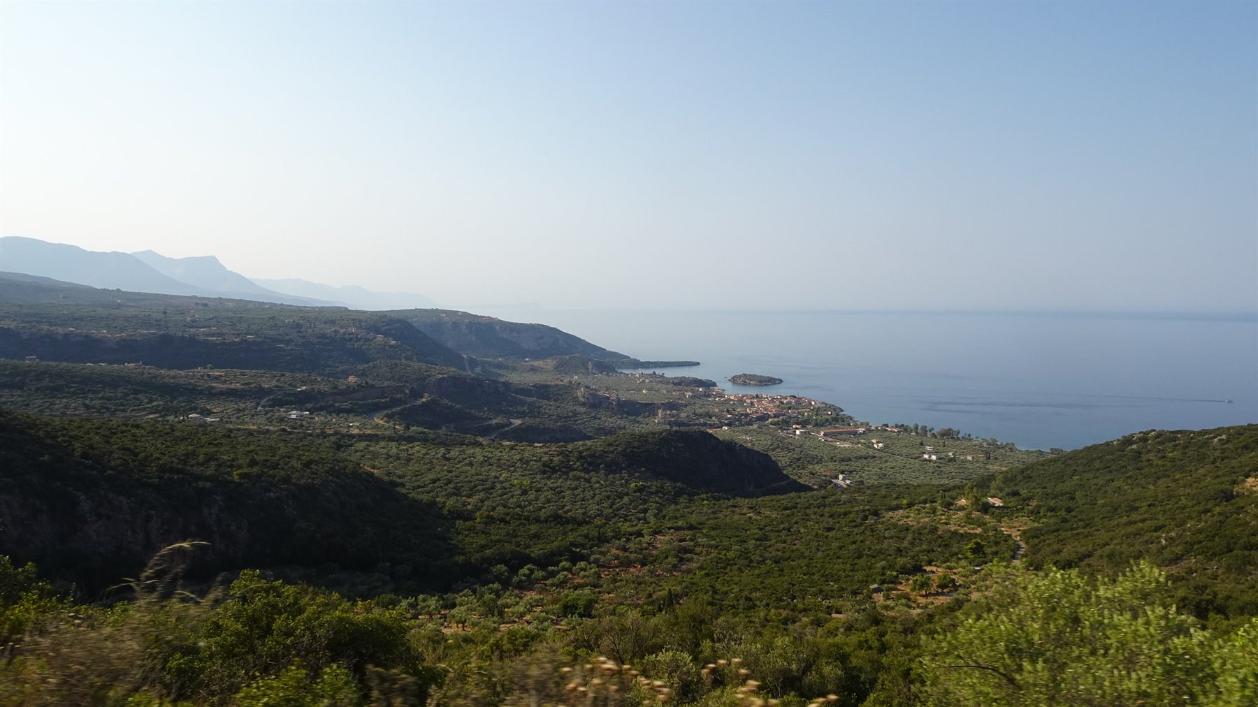 Il mare appare tra le colline verdi: battito del cuore.
