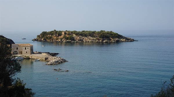 Il mare calmo e quella piccola isola: silenzio che riempie il cuore.
