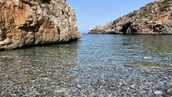 Acqua cristallina tra le rocce: un angolo di paradiso solo per noi.