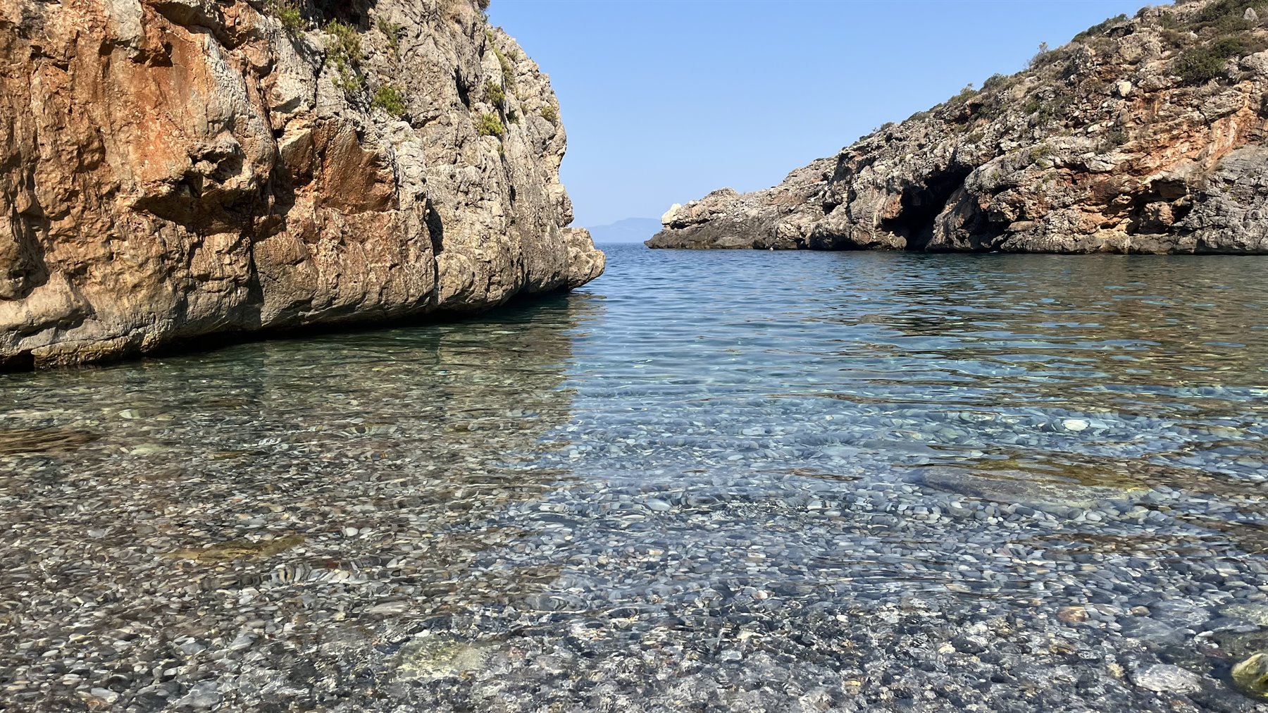 Acqua cristallina tra le rocce: un angolo di paradiso solo per noi.