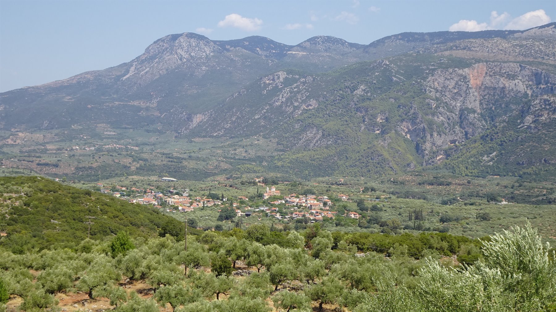 Colline verdi e un borgo tranquillo: ci si fermerebbe per sempre.