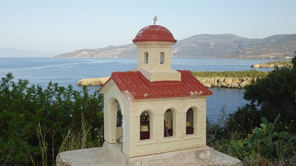 Una piccola cappella custodisce il mare azzurro: momento di pace.