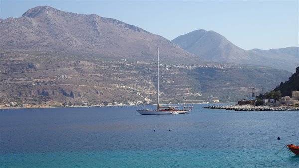 Baia tranquilla, vele ferme: il tempo qui si è fermato con noi.