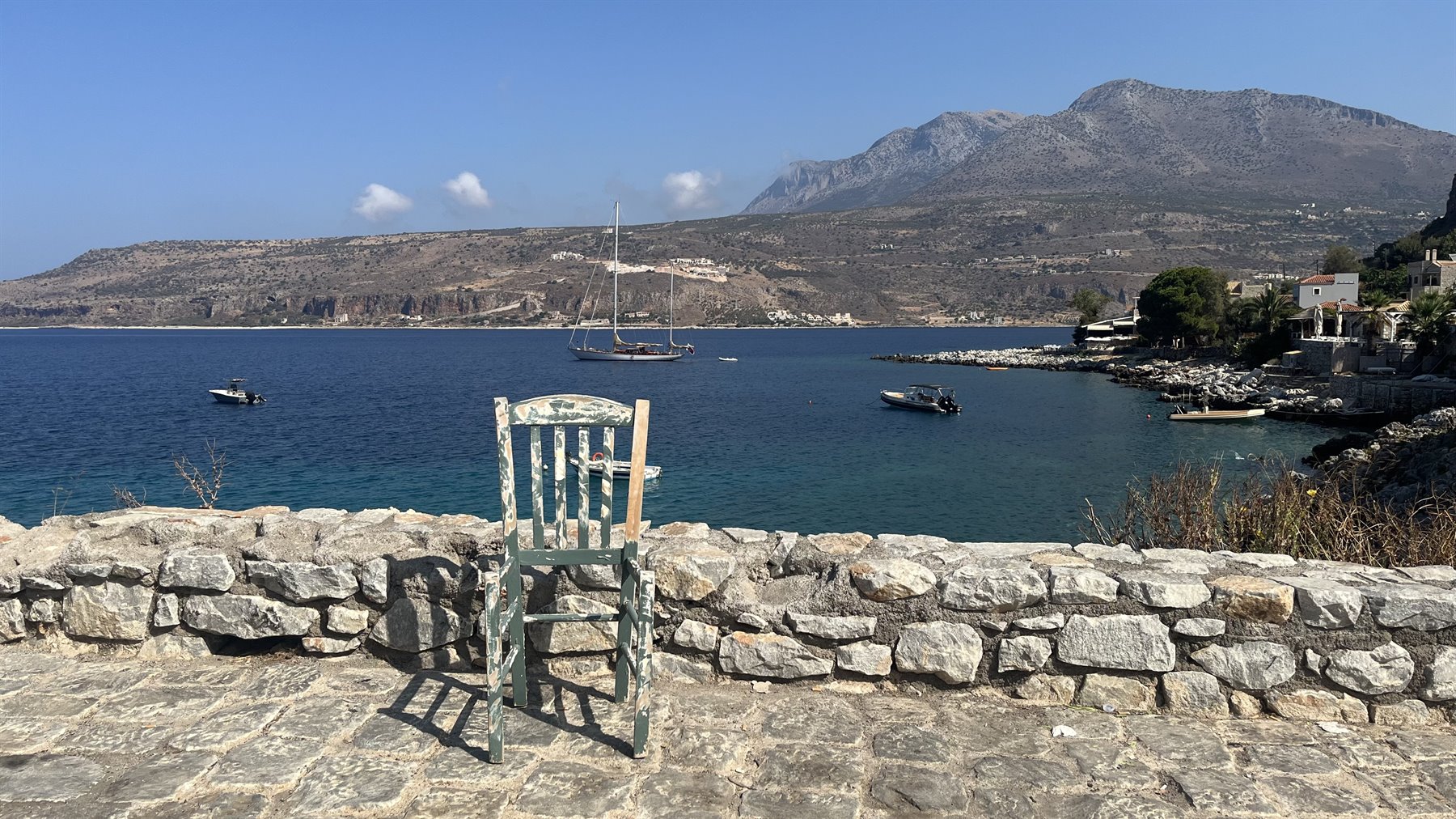 Una sedia affacciata sul mare: il posto migliore del viaggio.