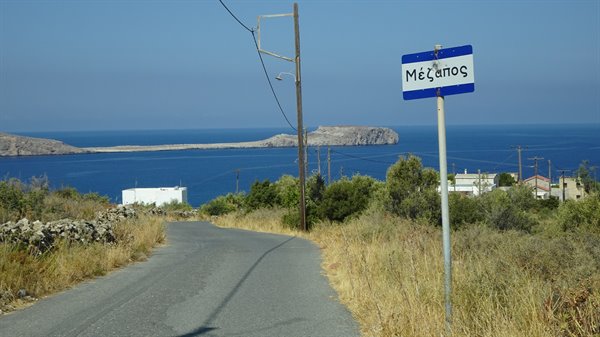 Benvenuti a Mesochori: il blu del mare riempie il cuore.