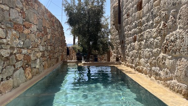 Un tuffo nella quiete, tra mura di pietra e cielo azzurro.