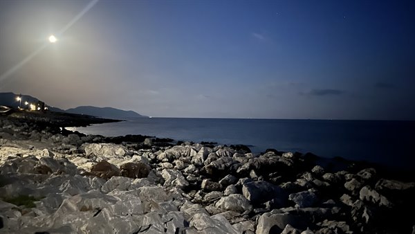 La luna accarezza le pietre bianche e il mare tace, incantato.