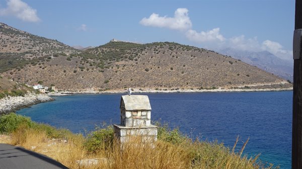 La strada costiera si apre su un azzurro che resta nel cuore.