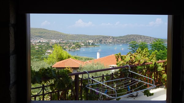 Dal nostro balcone, il mare ci saluta ogni mattina.