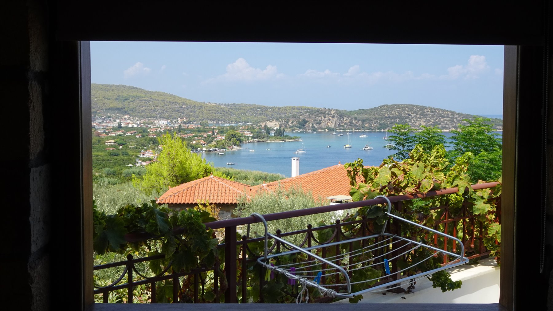 Dal nostro balcone, il mare ci saluta ogni mattina.