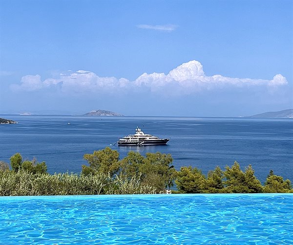 Piscina a sfioro, mare infinito e una barca che sogna d'estate.