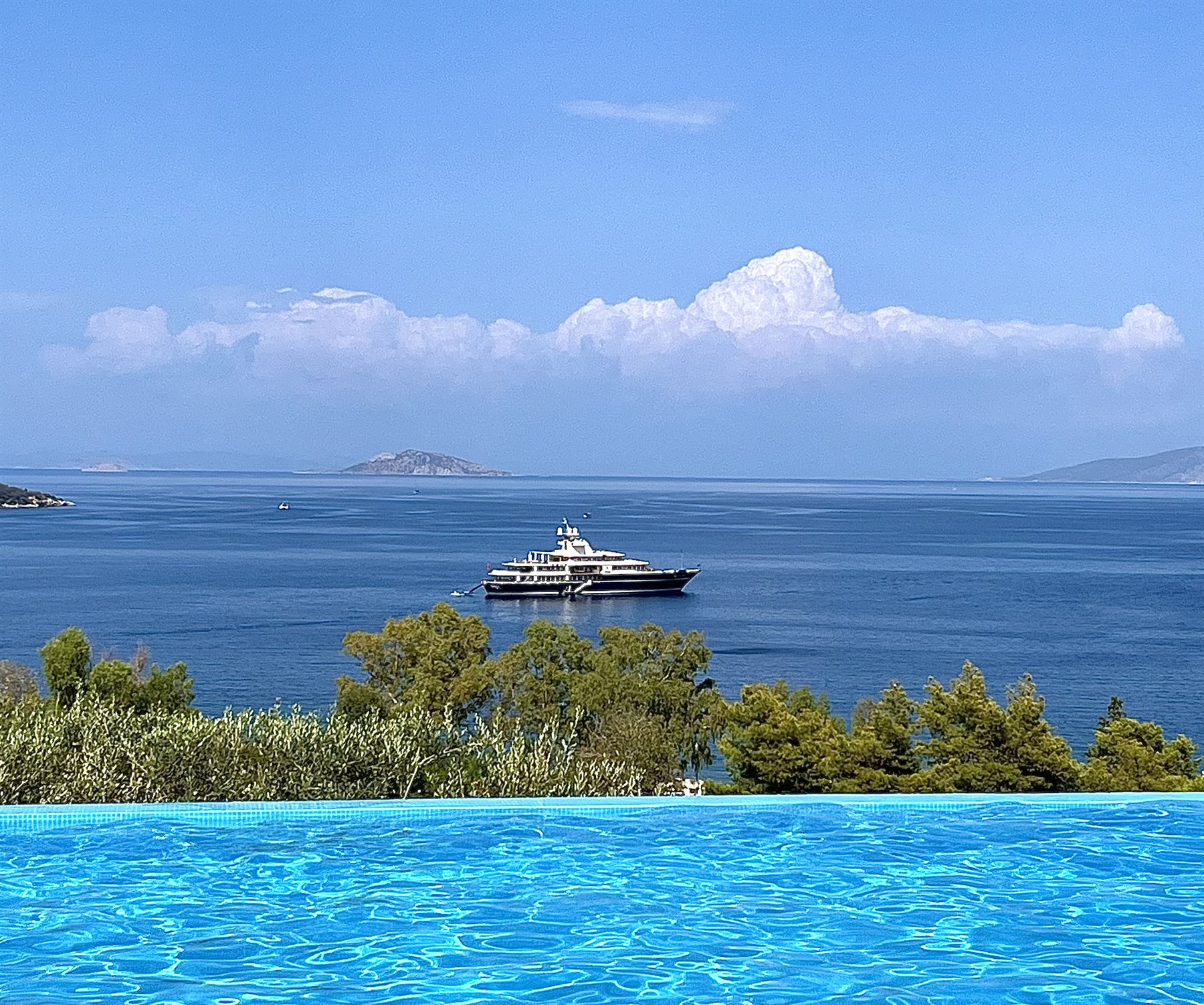 Piscina a sfioro, mare infinito e una barca che sogna d'estate.