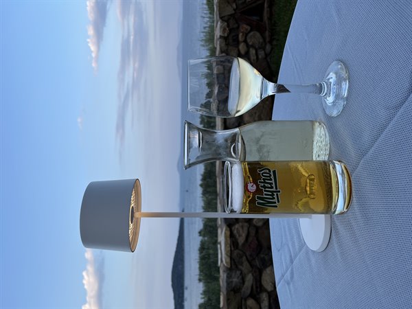 Tramonto sul lago, vino bianco e birra: la serata perfetta.