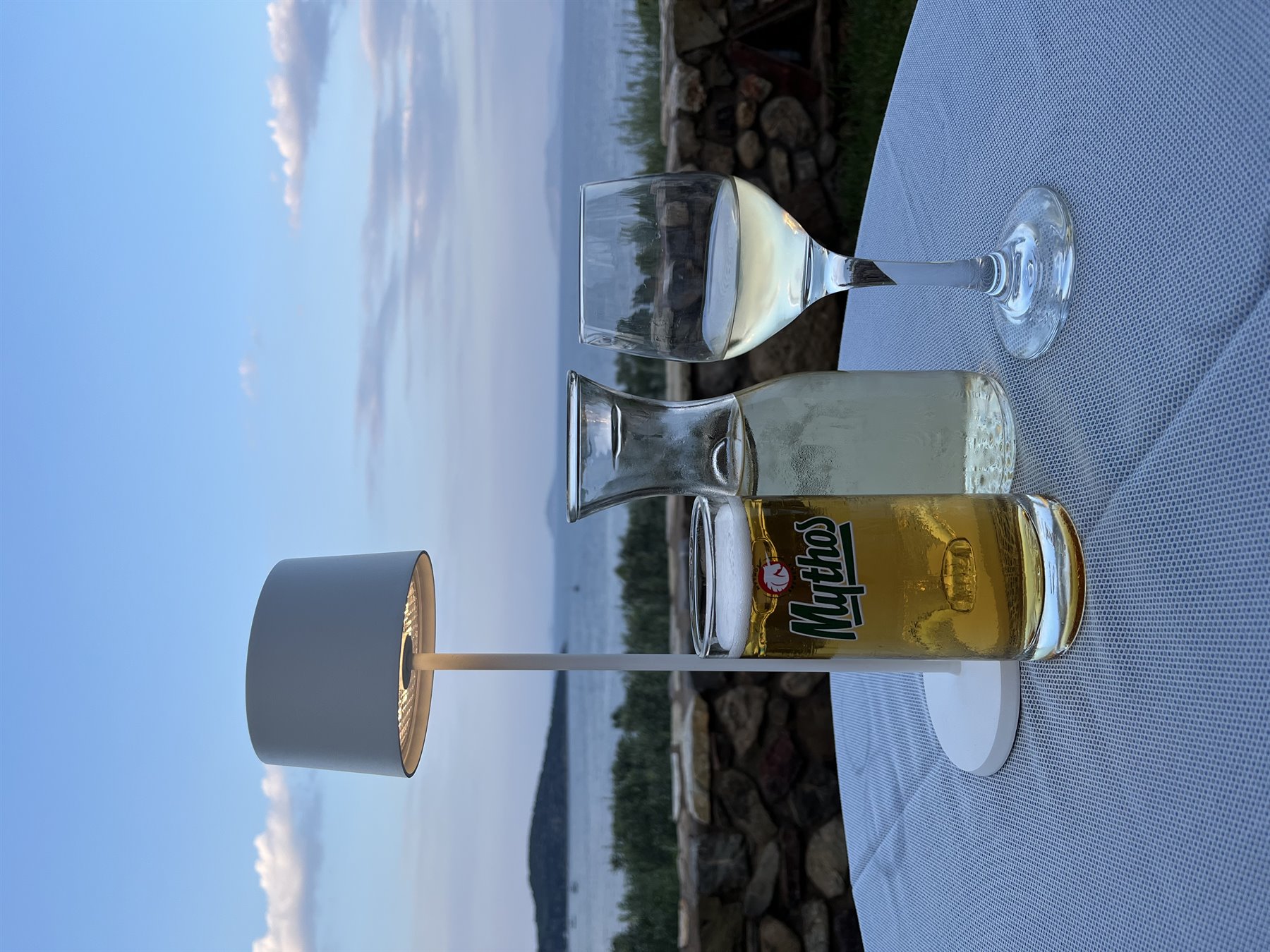 Tramonto sul lago, vino bianco e birra: la serata perfetta.