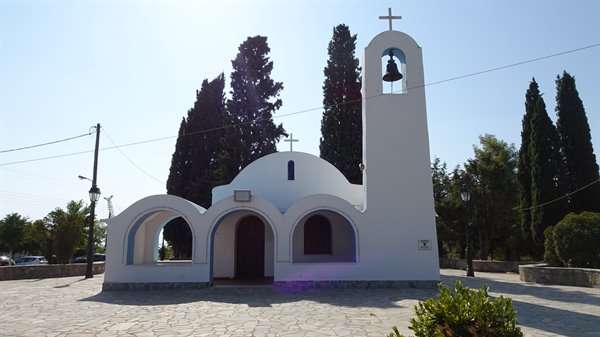 Piccola chiesa bianca tra i cipressi, il sole ci ha sorpresi qui.