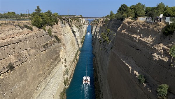 Il Canale di Corinto: la nostra barca minuscola tra pareti immense.