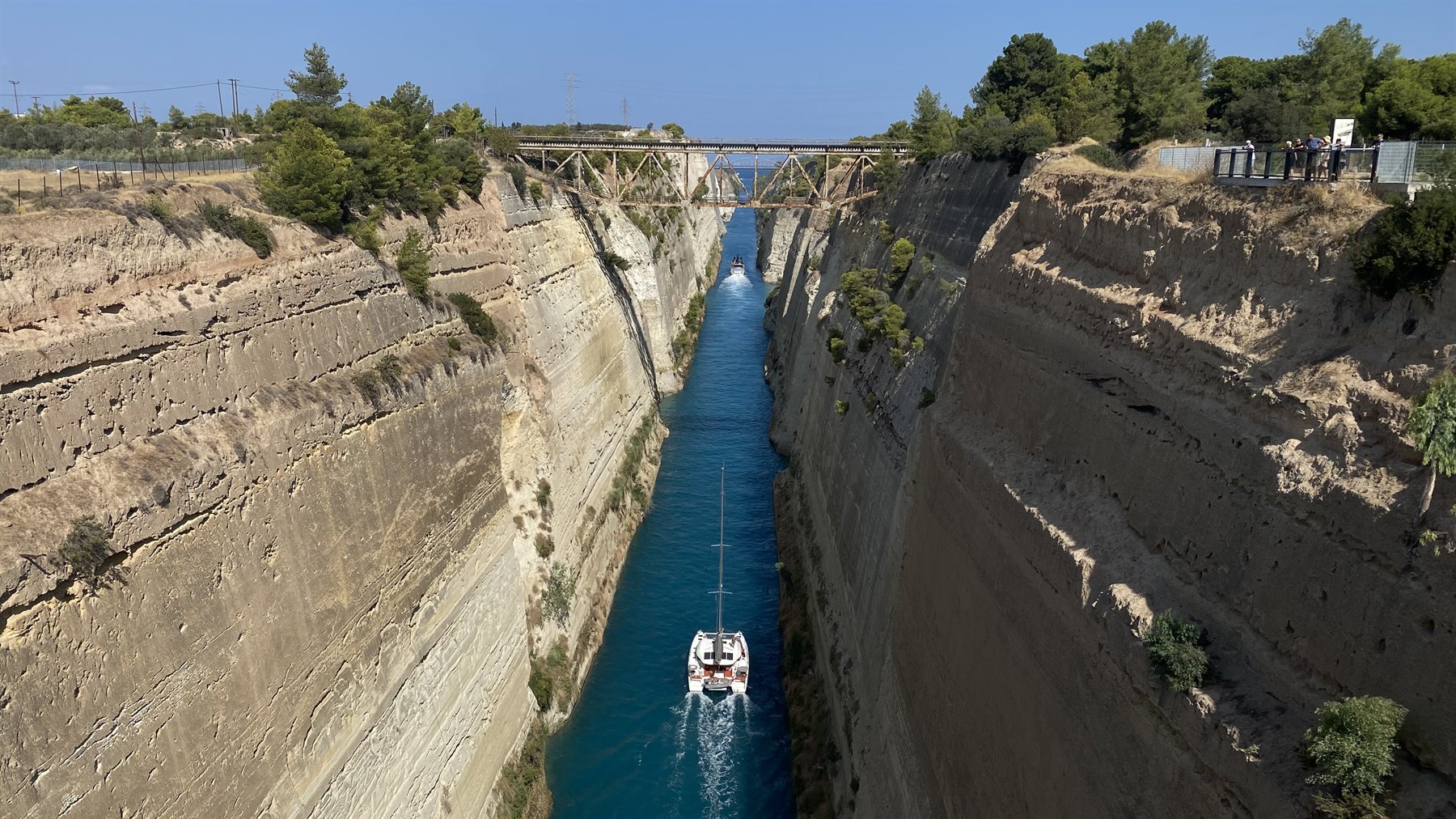 Il Canale di Corinto: la nostra barca minuscola tra pareti immense.