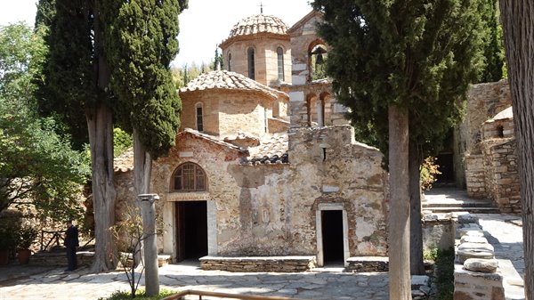 Un monastero antico tra i cipressi, il tempo qui respira piano.
