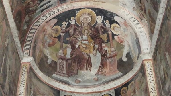 Sguardo verso il cielo affrescato: silenzio e meraviglia antica.