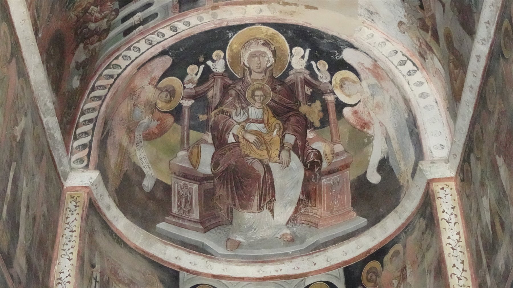Sguardo verso il cielo affrescato: silenzio e meraviglia antica.