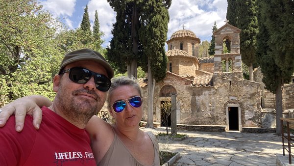 Sorridi al sole davanti a una chiesa antica: momenti che restano.