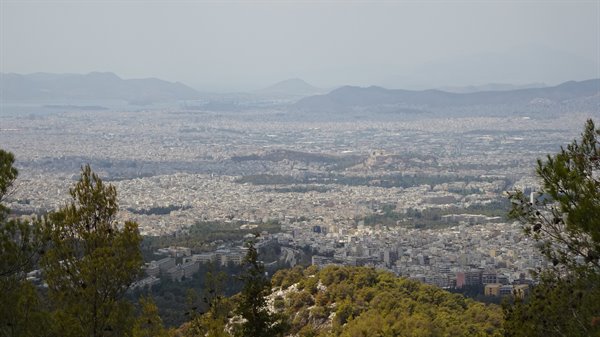 Atene si stende tranquilla sotto la nebbia: momento magico dal colle.