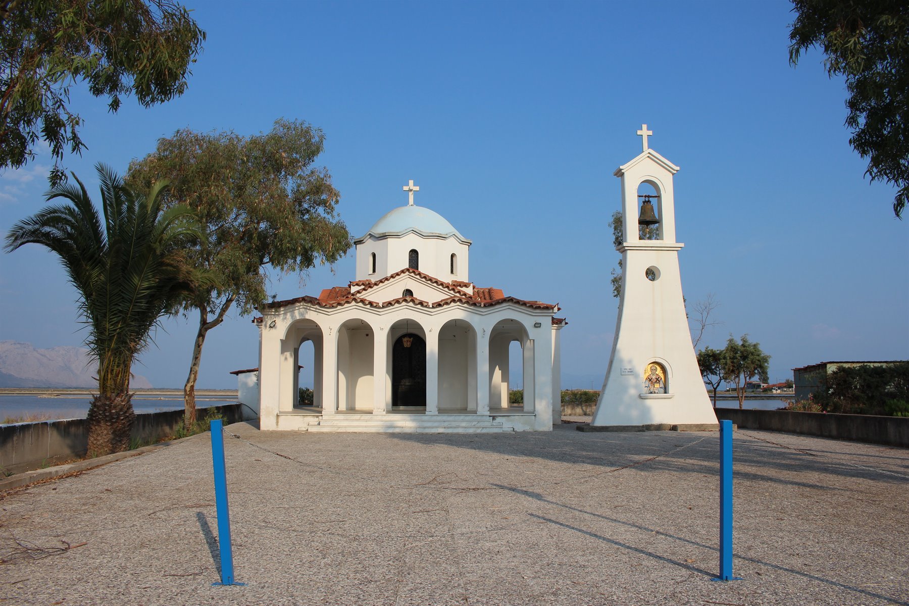 Una piccola chiesa bianca sul mare, silenzio e luce infinita.