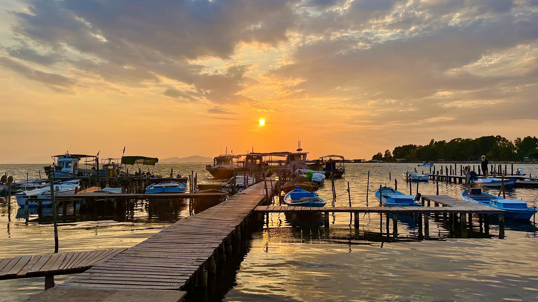 Il sole tramonta sul molo, e il cuore resta fermo qui.