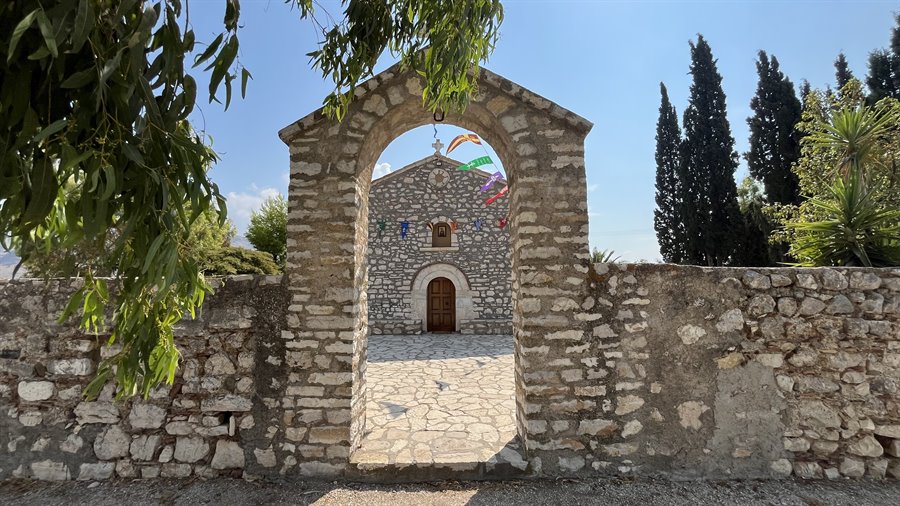 Attraverso l'arco di pietra, una piccola chiesa custodisce silenzi e meraviglie.