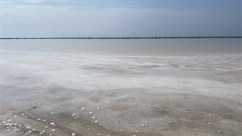 "Là dove il cielo si specchia nell'acqua salata, il tempo si è fermato."