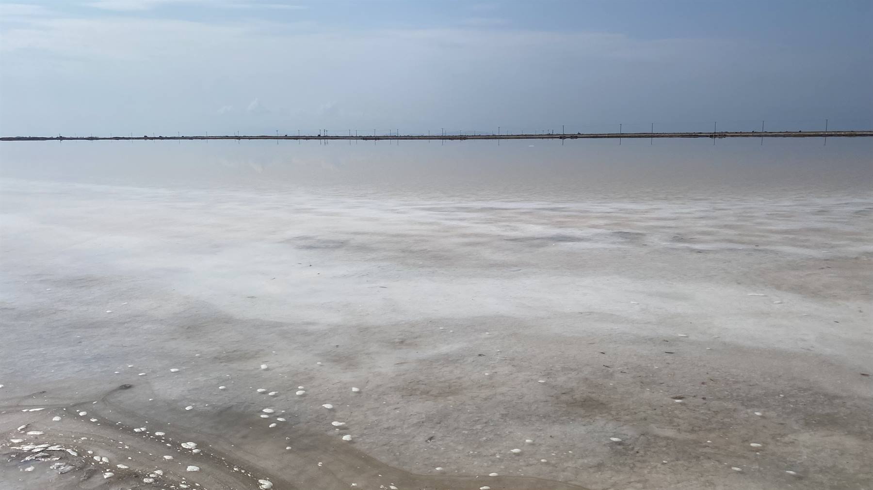 "Là dove il cielo si specchia nell'acqua salata, il tempo si è fermato."