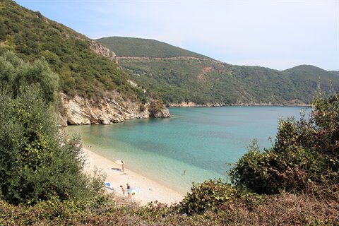 Piccola baia nascosta, mare smeraldo: ci fermiamo un istante, e il tempo si ferma.