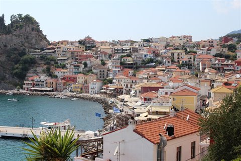 Piccolo porto greco, case colorate e mare tranquillo: cuore pieno.