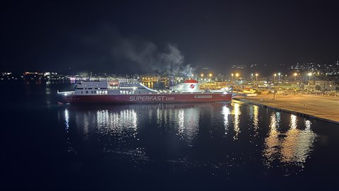 Il traghetto ci aspetta sotto le luci della notte, pronto a salpare.