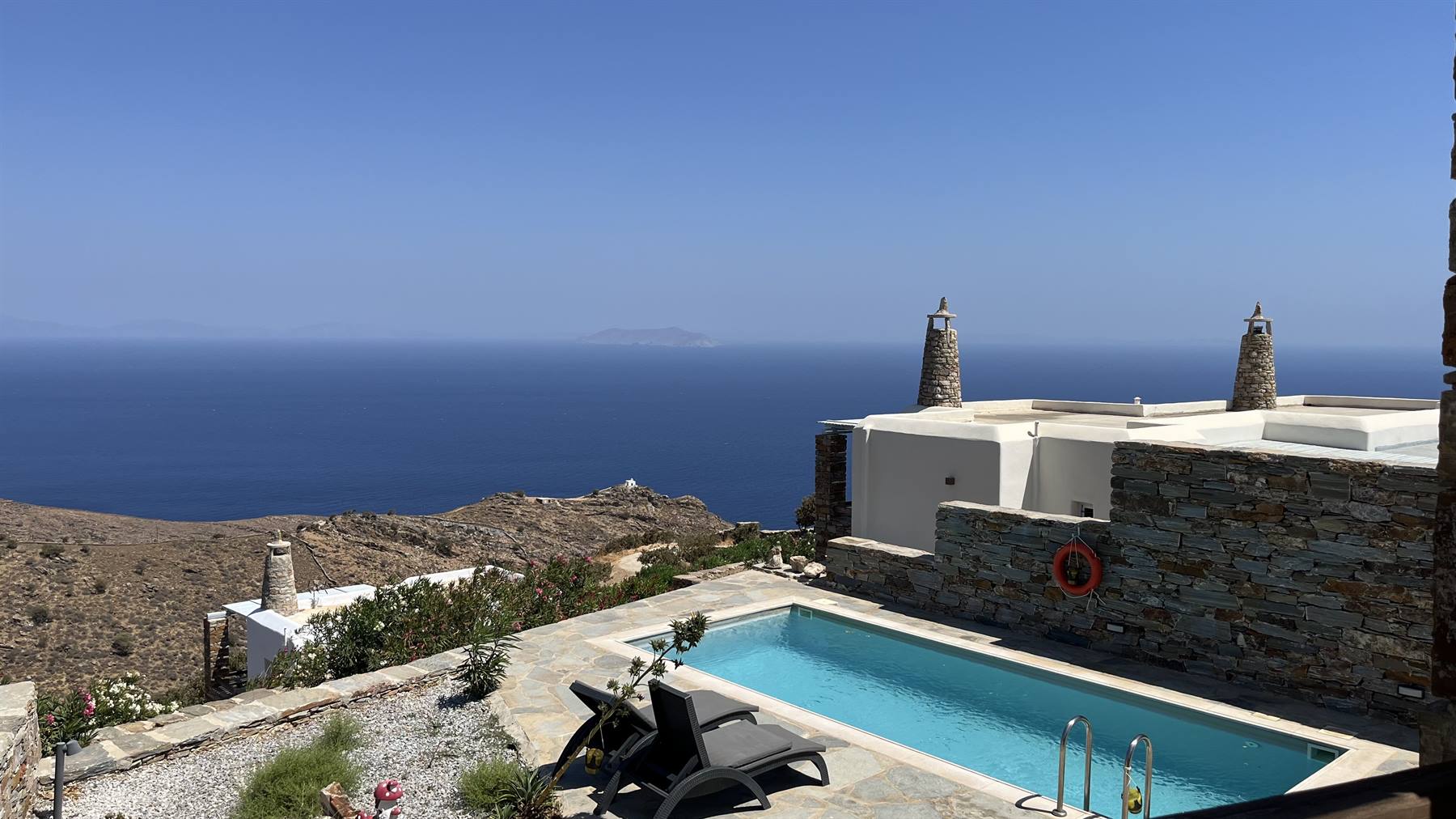 Il mare infinito, una piscina tranquilla e il tempo che finalmente rallenta.