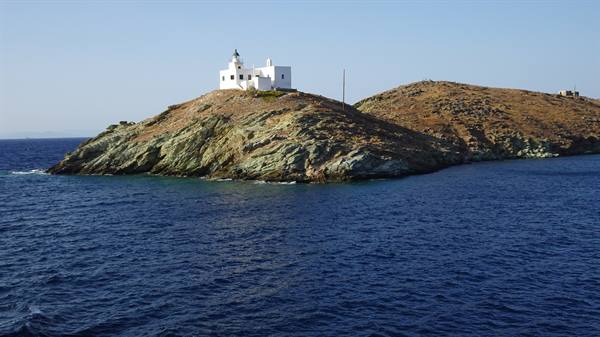 Il faro bianco veglia sull'azzurro, e noi guardiamo in silenzia.